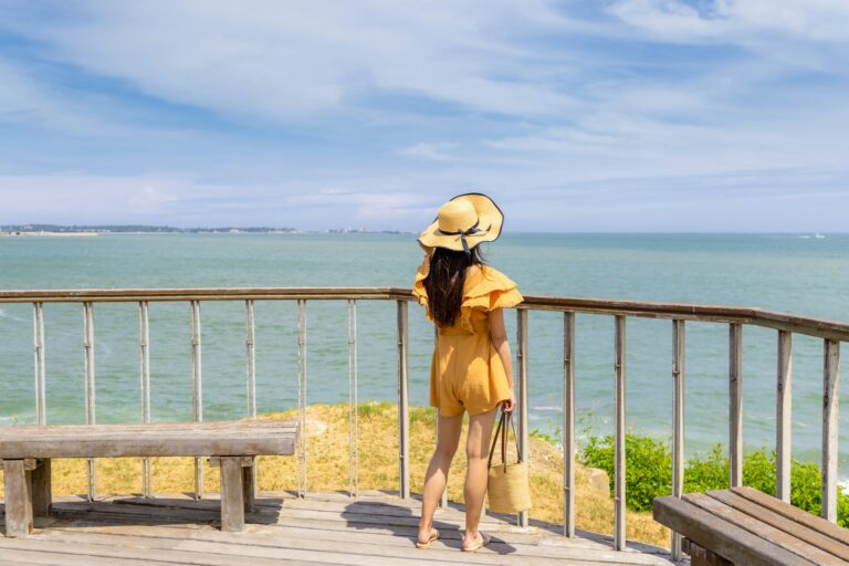 Travel woman look at the sea